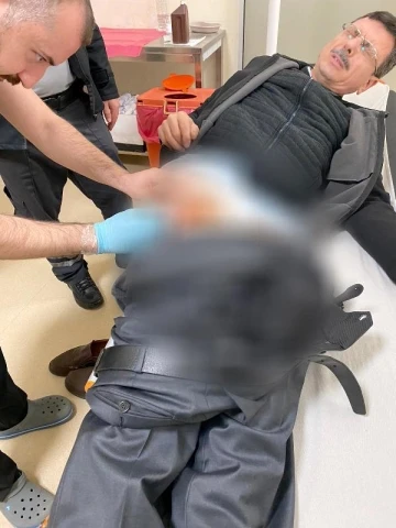 Kızının sa&ccedil;ının &ccedil;ekildiği&nbsp;iddiasıyla geldiği okulda m&uuml;d&uuml;r yardımcısını vurdu