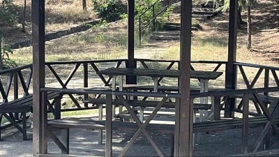 Kızıyla piknikteyken uzaklaştırma kararı verilen eşi tarafından bı&ccedil;aklandı