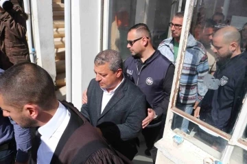 KKTC&rsquo;de eski Bakan Kemal D&uuml;r&uuml;st ve eşi sahte diploma ve yolsuzluk soruşturmasında hakim karşısına &ccedil;ıktı
