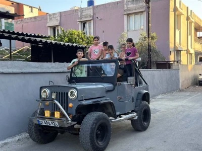 Klasik ara&ccedil; tutkunu esnaf, 74 yıllık cipi restore ettirdi
