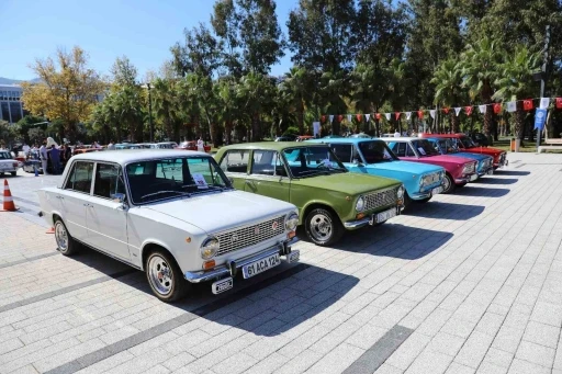 Klasik otomobil tutkunları Ak&ccedil;aabat&rsquo;ta buluştu