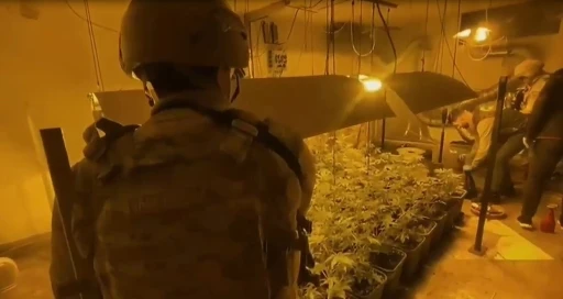 Klima d&uuml;kkanı g&ouml;r&uuml;n&uuml;ml&uuml; uyuşturucu imalathanesi
