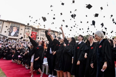 Ko&ccedil; &Uuml;niversitesi  32&rsquo;inci D&ouml;nem Mezunlarını Verdi