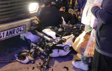 Kocaeli&rsquo;de 2 motosiklet ve kamyonetin karıştığı kazada 4 kişi yaralandı