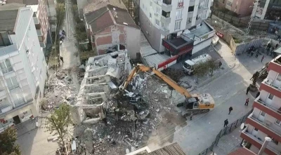 Kocaeli&rsquo;de 4 kişiye mezar olan binanın enkazı kaldırılıyor