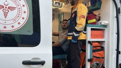 Kocaeli&rsquo;de bina &ccedil;atısında yangın: Baba ve oğlu dumandan etkilendi