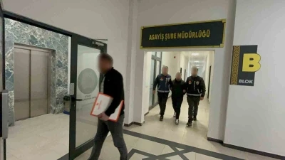 Kocaeli&rsquo;de &ccedil;aldığı ara&ccedil;la Manisa&rsquo;ya ka&ccedil;ıp sahte kimlikle otelde konakladı