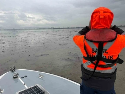 Kocaeli&rsquo;de denizde bulunan cesedin sel sularına kapılan eski muhtara ait olduğu ortaya &ccedil;ıktı