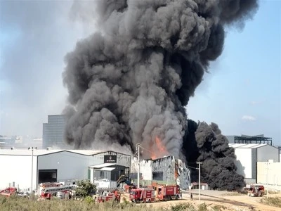 Kocaeli&rsquo;de depodaki yangın, bitişiğindekine sı&ccedil;radı