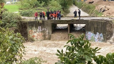 Kocaeli&rsquo;de dereye d&uuml;şen ara&ccedil; ve kayıp olduğu değerlendirilen kişi aranıyor