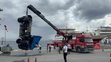 Kocaeli&rsquo;de freni boşalan tır denize d&uuml;şt&uuml;
