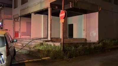 Kocaeli&rsquo;de tahliye edilen binada yakılan ateş mahalleyi ayağa kaldırdı
