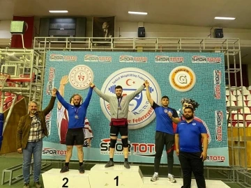 Kocaeli&rsquo;nin haltercilerinden 2 g&uuml;m&uuml;ş madalya
