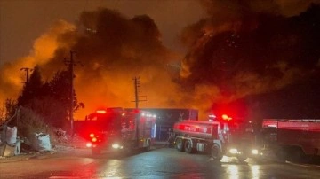 Kocaeli&rsquo;de palet fabrikasında yangın &ccedil;ıktı