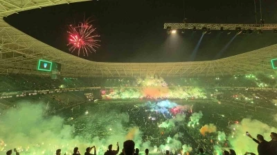 Kocaelispor camiası kupayı &uuml;nl&uuml; isimlerle kutladı