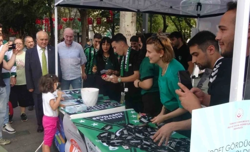 Kocaelispor &lsquo;D&uuml;nya Kız &Ccedil;ocukları G&uuml;n&uuml;&rsquo;nde kız &ccedil;ocuklarına hediye dağıttı
