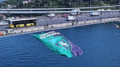Kocaelispor&rsquo;un bayrağı İstanbul Boğazı&rsquo;nda dalgalandı
