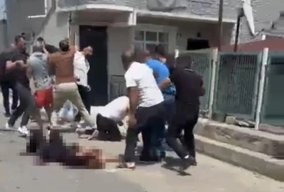 Kocası tarafından sokak ortasında defalarca bı&ccedil;aklandı: Lin&ccedil;ten polis kurtardı!