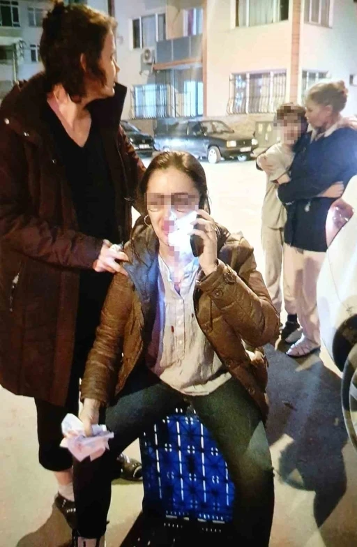 Kocasının sevgilisine benzettiği kadını darbetti, pardon deyip ka&ccedil;tı
