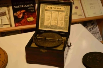 Koleksiyoner Raif Kara, ge&ccedil;mişin seslerini geleceği taşıyor
