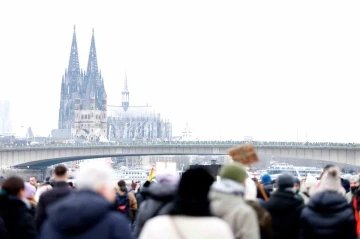 K&ouml;ln&rsquo;de 50 binden fazla kişi aşırı sağcı AfD Partisi&rsquo;ni protesto etti
