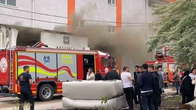 Koltuk fabrikasında yangın: 2 kişi dumandan etkilendi