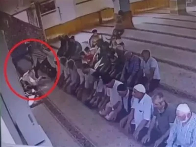 Komşusunu camide namaz kılarken &ouml;ld&uuml;rd&uuml;