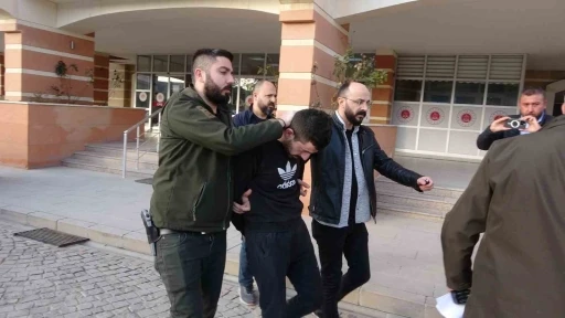 Komşusunu &ouml;ld&uuml;r&uuml;p 3 kişiyi de yaralayan sanık: &ldquo;Olay yaşandığı sırada uyuşturucu etkisi altındayım, pişmanım&rdquo;
