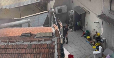 Komşusunun &ccedil;atısında &ccedil;ıkan yangını terasından film gibi izledi
