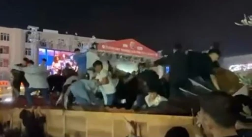 Konser izlemek i&ccedil;in &uuml;zerine &ccedil;ıktıkları stant &ccedil;&ouml;kt&uuml;: Stant sahibi vatandaşlara saldırdı
