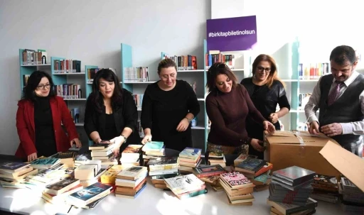 Konserden elde edilen kitaplar k&uuml;t&uuml;phaneye bağışlandı