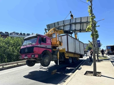Konteyner y&uuml;kl&uuml; vin&ccedil; y&ouml;nlendirme levhasına takıldı, kamyon adeta şaha kalktı
