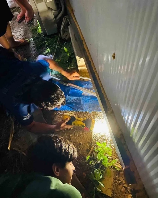 Konteynerin altına sıkışan k&ouml;pekleri itfaiye kurtardı
