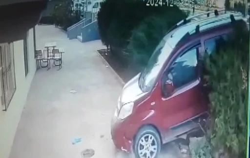 Kontrolden &ccedil;ıkan ara&ccedil; apartman bah&ccedil;esine daldı
