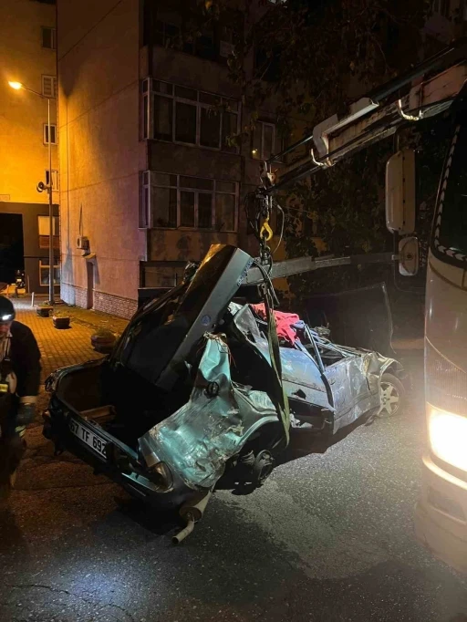 Kontrolden &ccedil;ıkan ara&ccedil; otob&uuml;s durağına &ccedil;arptı; 1 yaralı
