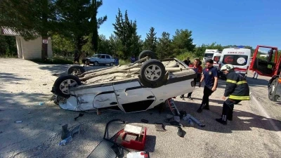 Kontrolden &ccedil;ıkan ara&ccedil; takla attı: 2 yaralı