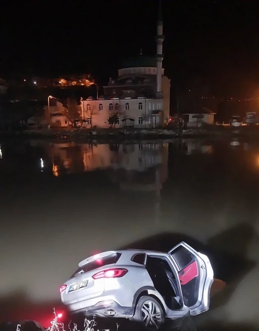 Kontrolden &ccedil;ıkan cip Melen &Ccedil;ayı&rsquo;na d&uuml;şt&uuml;: 3 hafif yaralı
