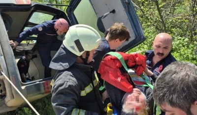 Kontrolden &ccedil;ıkan hafif ticari ara&ccedil; devrildi: 2 yaralı
