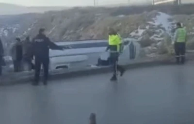 Kontrolden &ccedil;ıkan iş&ccedil;i servisi şarampole devrildi: 10 yaralı