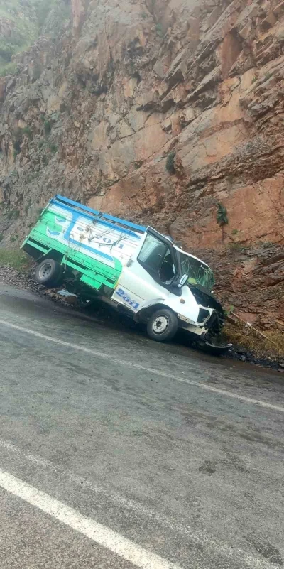Kontrolden &ccedil;ıkan kamyonet kayalığa &ccedil;arptı: 1 &ouml;l&uuml;, 1 yaralı
