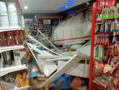 Kontrolden &ccedil;ıkan kamyonet markete girdi: 2 yaralı