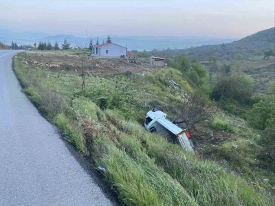 Kontrolden &ccedil;ıkan kamyonet şarampole yuvarlandı s&uuml;r&uuml;c&uuml;s&uuml; yaralandı
