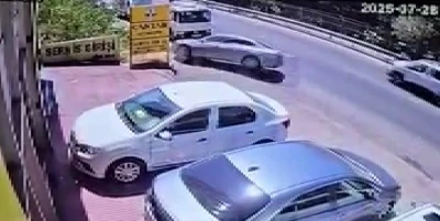 Kontrolden &ccedil;ıkan otomobil ağa&ccedil;lık alana u&ccedil;tu