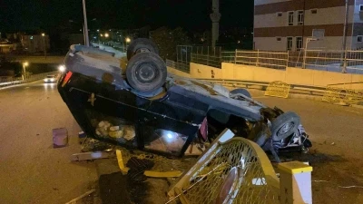 Kontrolden &ccedil;ıkan otomobil demir korkuluğa &ccedil;arparak ters d&ouml;nd&uuml;
