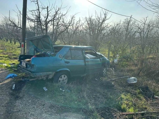 Kontrolden &ccedil;ıkan otomobil direğe &ccedil;arpıp tarlaya u&ccedil;tu s&uuml;r&uuml;c&uuml; yaralandı