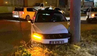 Kontrolden &ccedil;ıkan otomobil direğe &ccedil;arptı, s&uuml;r&uuml;c&uuml; yaralandı