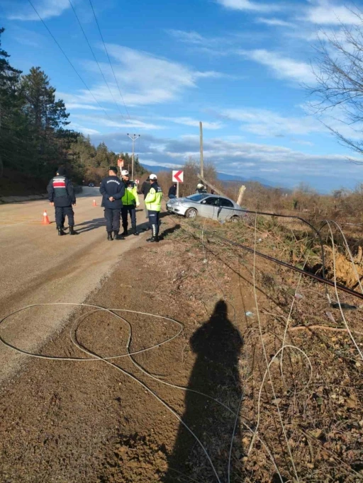 Kontrolden &ccedil;ıkan otomobil elektrik direğini devirdi
