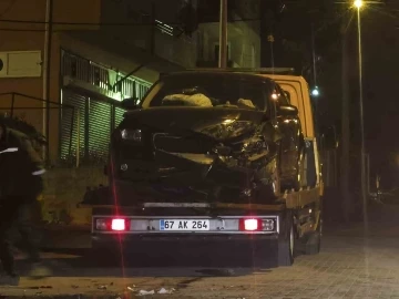 Kontrolden &ccedil;ıkan otomobil garajdaki aracı hurdaya &ccedil;evirdi