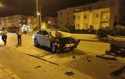 Kontrolden &ccedil;ıkan otomobil, kamyonete &ccedil;arptı: 2 yaralı
