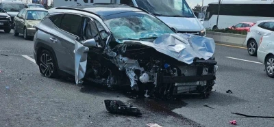 Kontrolden &ccedil;ıkan otomobil otob&uuml;s durağına daldı: 2 ağır yaralı